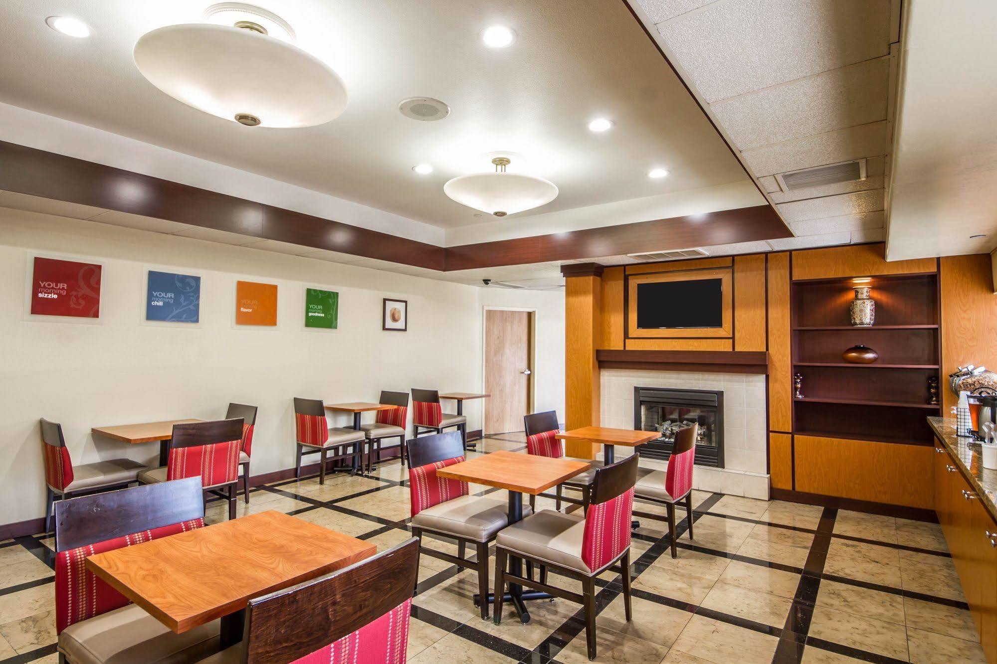 Comfort Inn & Suites Oakland Airport Екстер'єр фото
