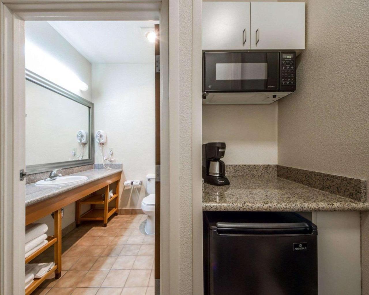 Comfort Inn & Suites Oakland Airport Екстер'єр фото